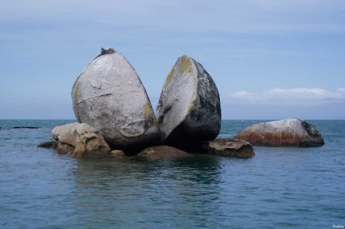 Ile du Sud la roche fendue Boulders