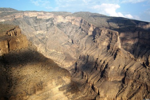 Panorama grandiose sur le sentier muletier du Grand Canyon d’Oman