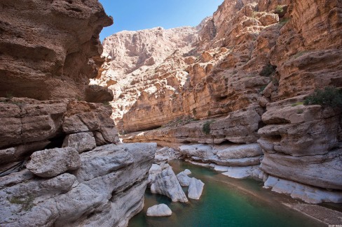 Découvrir le Wadi Shab à pied et nager de vasque en vasque !