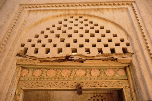 Les portes ouvragées du village abandonné de Al Munisifeh