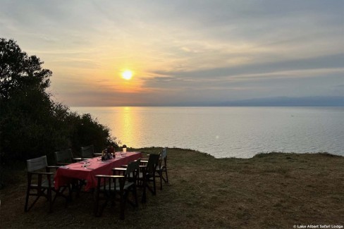 Diner en plein air sur les rives du lac Albert en Ouganda