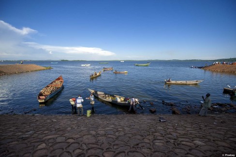 Petit port de pêche sur la rive du lac Victoria