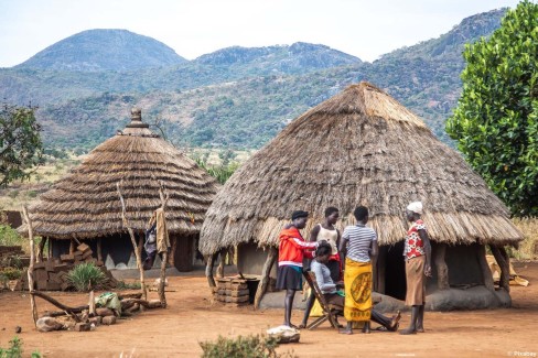 Scène de vie dans un village du parc national de Kidepo en Ouganda