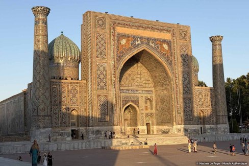 Une madrasa sur la place du Registan