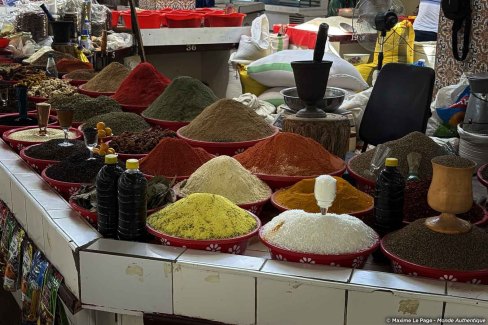 Epices sur les étals d'un marché en Ouzbékistan