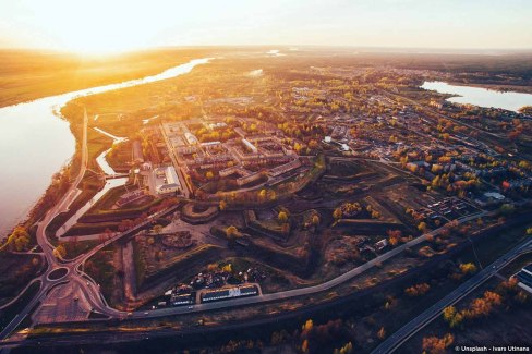 Vue aérienne de la forteresse de Daugavpils  au coucher du soleil