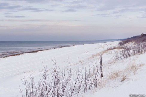 Plage enneigée en Lituanie
