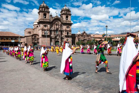 Defile-de-la-fete-du-Soleil-sur-la-Place-d-Armes-a-Cusco