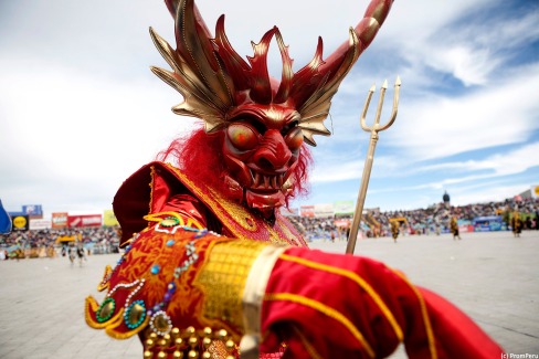 Deguisement-traditionnel-de-la-fiesta-patronal-a-Cusco