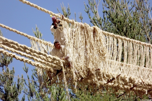 Les habitants en action pour reconstruire le dernier pont Inca