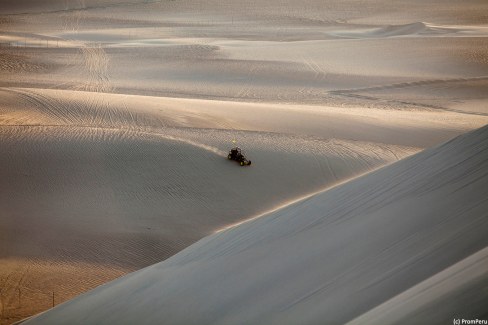 Buggy dans les dunes du désert péruvien près de l'oasis de Huacachina