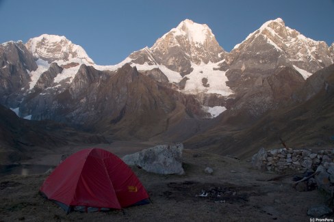 Nuit sous tente durant un trekking dans la cordillère blanche, region de Huaraz