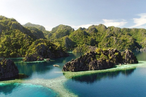 Pitons rocheux sur l'ile de Coron dans l'archipel de Busuanga