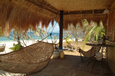 Terrasse d'un bungalow sur l'île de Flower Island au large de l'île de Palawan