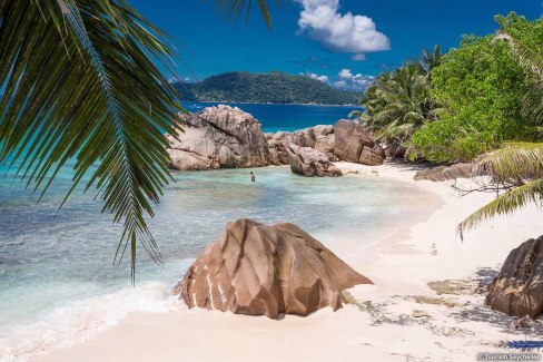 Plage  pittoresque de Anse Patates sur l'île de La Digue aux Seychelles