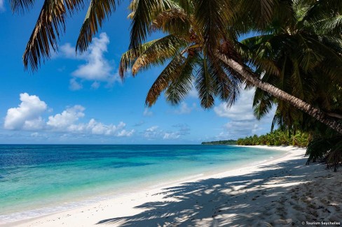 Plage paradisiaque sur une île privée aux large de Mahé, archipel des Seychelles