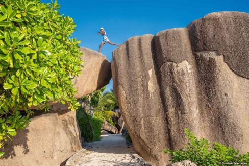 Grimpette sur les rochers emblématiques de Anse Source d'Argent