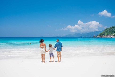 Plage de sable blanc et eaux turquoise aux Seychelles