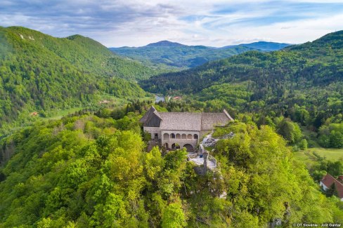 Vue aérienne du château de Kostel en Slovénie