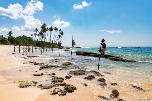 Daniel-klein-unsplash-Pecheurs-sur-la-plage-de-Mirissa-web