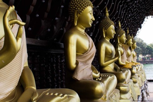 Riveen-Manathunge-unsplash-Temple-bouddhiste-du-Sri-Lanka-web