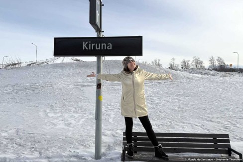 Notre experte Stéphanie dans la gare de Kiruna, sur la ligne Stockholm - Narvik en train de nuit