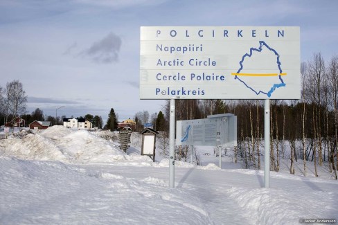 Panneau de bienvenue dans le cercle polaire arctique en Laponie suédoise
