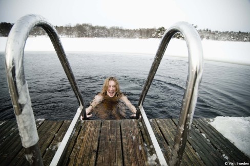11-Visit-Sweden_baignade-hivernale-dans-la-mer-baltique-web