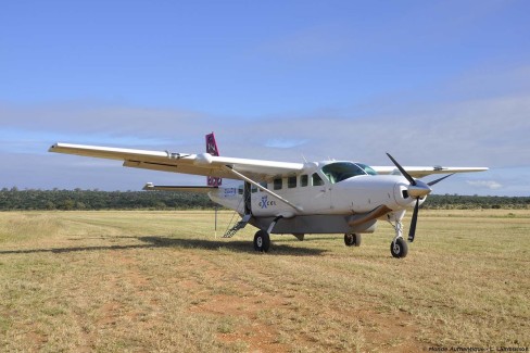Avion de brousse prêt au décollage dans le parc national de Tarangire