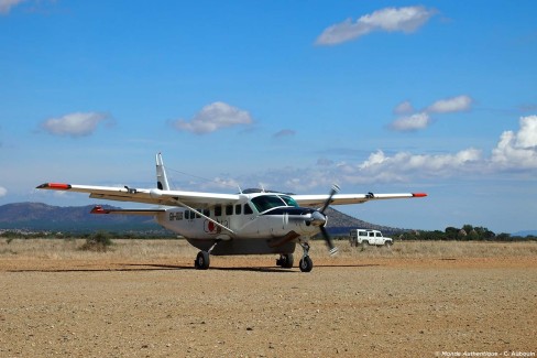 Un avion se pose en brousse dans le parc national de Nyerere
