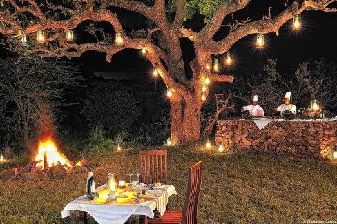 Diner sous les étoiles dans un camp de luxe du Serengeti, Tanzanie