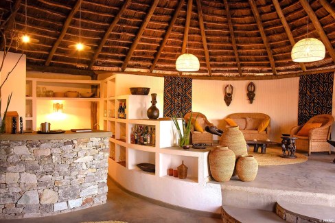 Aménagement chaleureux d'un lodge de luxe en Tanzanie