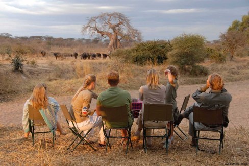 Petit déjeuner en famille lors d'un safari dans le Ruaha, Tanzanie