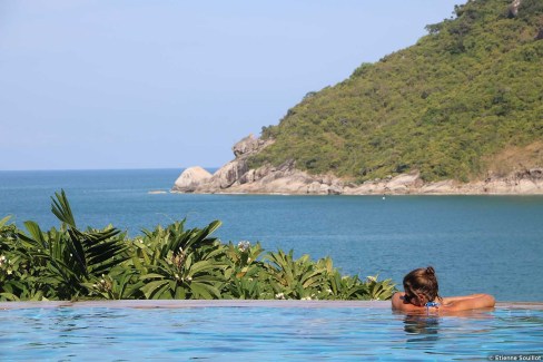 Hôtel avec piscine à débordement dans le golfe de Thaïlande