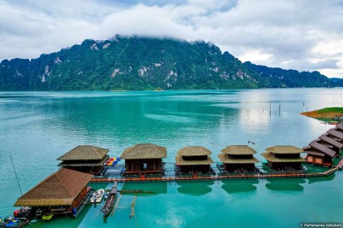 Dormir dans un bungalow sur pilotis en Thaïlande