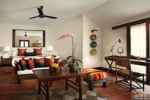 Intérieur au charme simple et étudié dans la suite d'un hôtel en Thaïlande