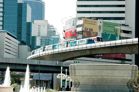 Metro-aerien-traversant-le-quartier-de-Silom