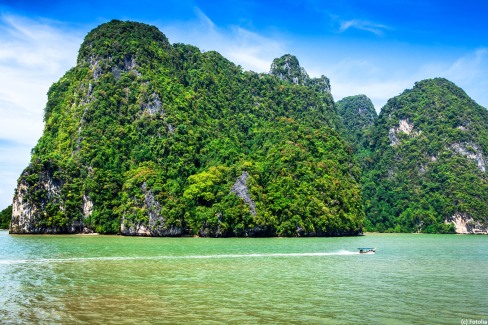 Les magnifiques pitons rocheux au large de Phuket