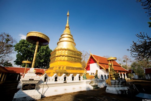 Le temple de Wat Phrathat Chomthong à Phayao