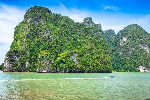 Navigation dans le parc national d'Ao Phang Nga dans le sud ouest de la Thaïlande