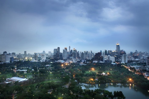Panorama sur le parc Lumpini et la "sky line" des quartiers de Siam Square et de Sukhumvit à Bangkok