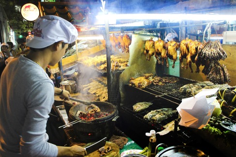 Restaurant de rue dans le quartier Ranbutri-Khao San à Bangkok