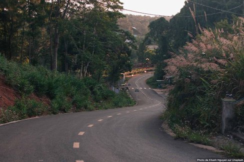 Route de montagne autour de Buon Me Thuot dans la région des Hauts Plateaux au Vietnam