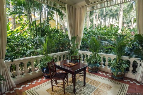 Activité d'intérieur dans la tranquillité et la fraicheur d'une véranda au Vietnam