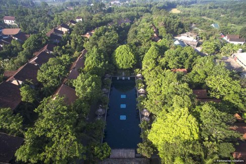 Vue aérienne de la piscine de l'un des hôtels sélectionnés par Monde Authentique au Vietnam
