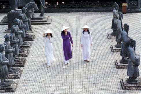 Jeunes filles en tenues traditionnelles de la région de Hue en visite au tombeau de l’empereur Khai Dinh