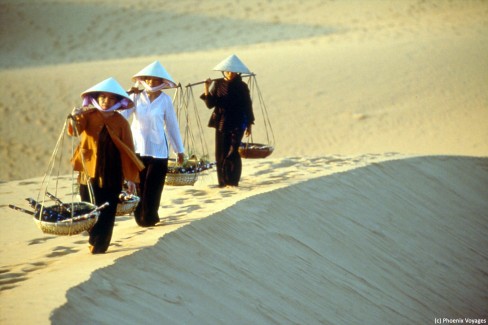 Marchandes ambulantes sur les dunes de Phan Thiet
