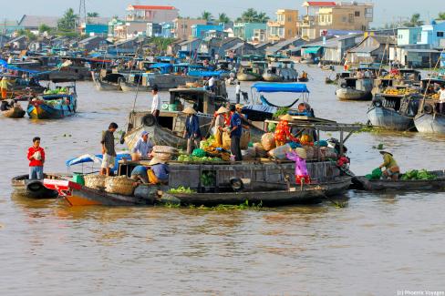 Sur la rivière Hau le marché flottant de Cai Rang dans le delta du Mékong