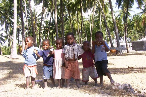 Enfants curieux dans le village de Jambiani