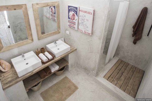 Salle de bains minimaliste dans un hébergement de Jambiani
